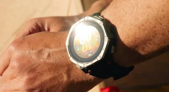 Amazfit T-Rex Dual Solar : écran AMOLED et double capteur solaire au dos