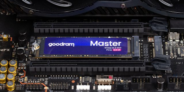 Goodram Master : un SSD PCIe 5.0 qui pointe à 14 Go/s et 2 millions d’IOPS Le Goodram Master exploite l'interface PCIe 5.0 x4 pour atteindre 14 Go/s en lecture séquentielle.