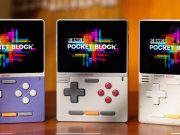 Konkr Pocket Block : la console rétro verticale signée Ayaneo passe sous la barre des 89 dollars Konkr Pocket Block console rétro verticale inspirée de la Game Boy posée sur une table.