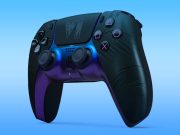 Sony dévoile deux manettes DualSense en édition limitée aux couleurs de GTA VI Gros plan sur une manette DualSense PS5 en édition limitée aux couleurs de GTA VI sur un support sombre.