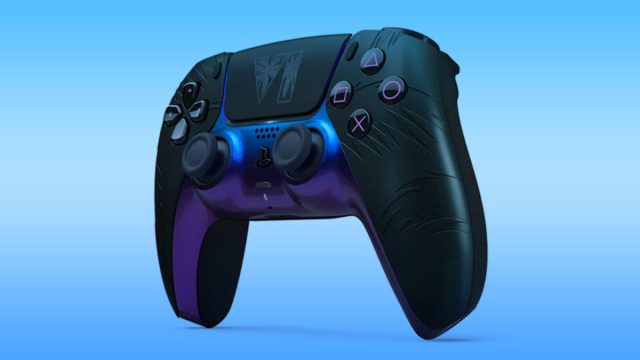 Sony dévoile deux manettes DualSense en édition limitée aux couleurs de GTA VI Gros plan sur une manette DualSense PS5 en édition limitée aux couleurs de GTA VI sur un support sombre.