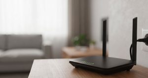 Routeur Wi-Fi branché dans un salon pour illustrer le redémarrage de la box internet.