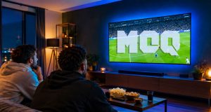 streaming en direct retard tnt représenté par un salon moderne avec un match de football diffusé en direct sur un grand écran plat.