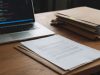 Un document judiciaire qualifie l’entraînement des IA de vol de main-d’œuvre Documents juridiques et codes informatiques symbolisant les litiges sur l'entraînement des IA.