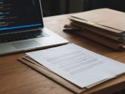 Documents juridiques et codes informatiques symbolisant les litiges sur l'entraînement des IA.
