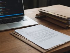Un document judiciaire qualifie l’entraînement des IA de vol de main-d’œuvre Documents juridiques et codes informatiques symbolisant les litiges sur l'entraînement des IA.