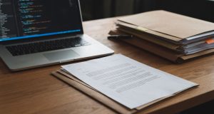 Documents juridiques et codes informatiques symbolisant les litiges sur l'entraînement des IA.