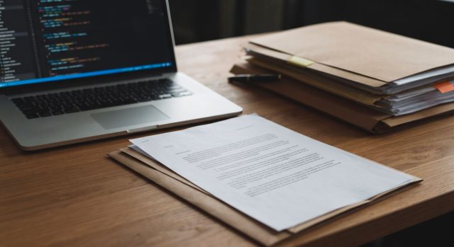 Un document judiciaire qualifie l’entraînement des IA de vol de main-d’œuvre Documents juridiques et codes informatiques symbolisant les litiges sur l'entraînement des IA.