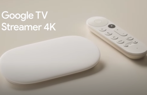 Nouveau Google TV Streamer : micros intégrés, détection de présence et stockage en hausse Le nouveau Google TV Streamer posé sur un meuble TV à côté de sa télécommande
