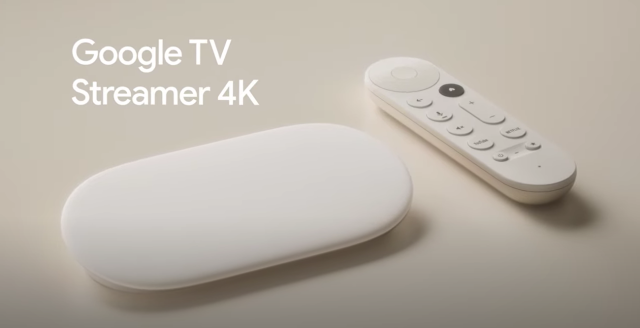 Nouveau Google TV Streamer : micros intégrés, détection de présence et stockage en hausse Le nouveau Google TV Streamer posé sur un meuble TV à côté de sa télécommande